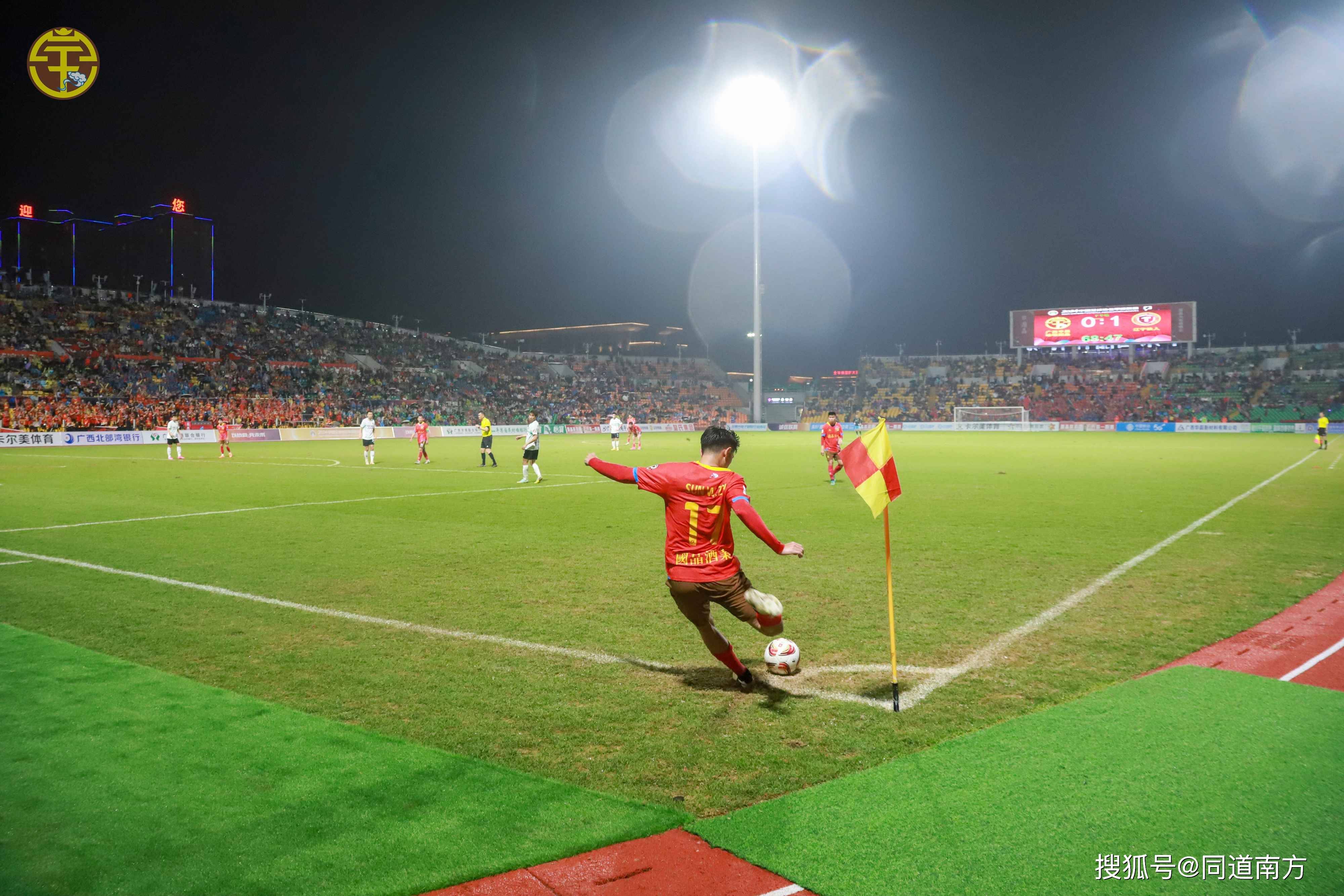 足球赛事精彩竞技，球场气氛热烈的简单介绍